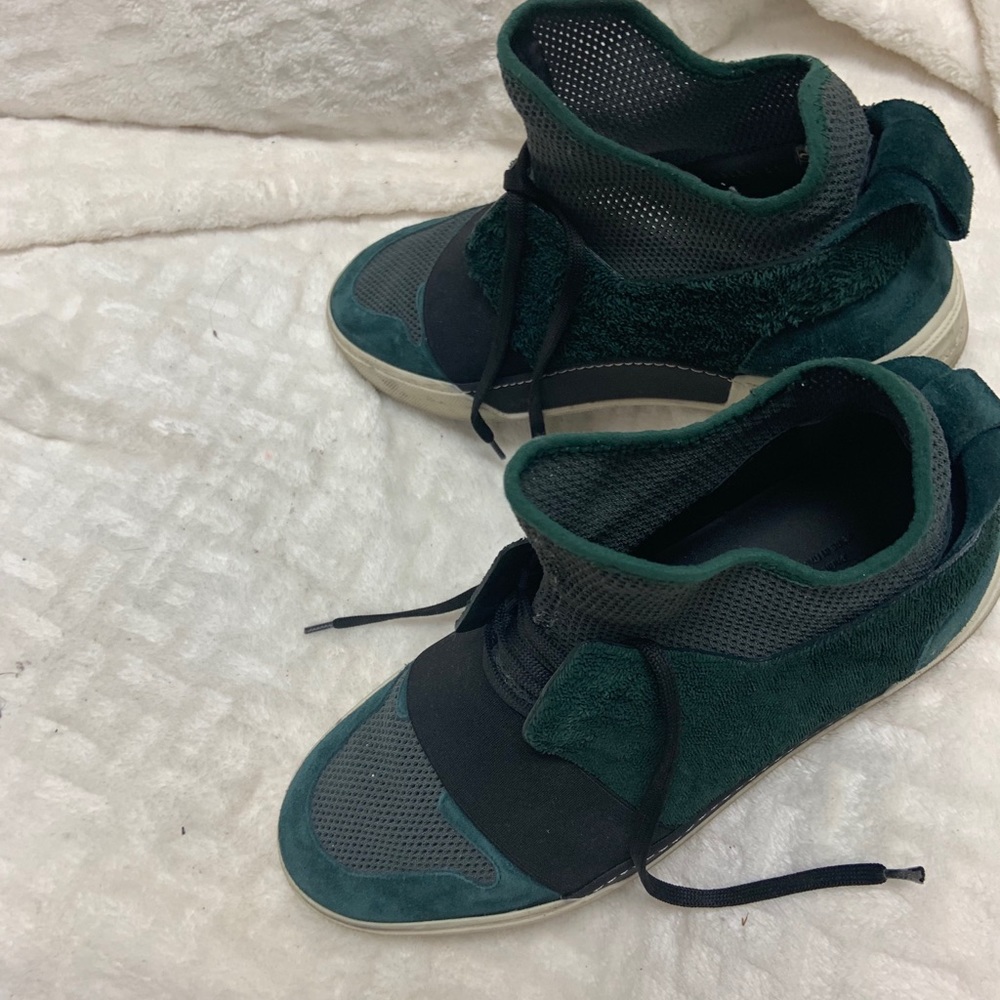Sneakers - Picture 3 of 4